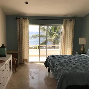 Bed & Breakfast Susana Beach Front House, Puerto Aventuras